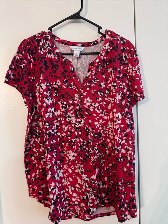 Liz Claiborne Tops - Liz Claiborne Red Floral V‑Neck Short Sleeve Blouse